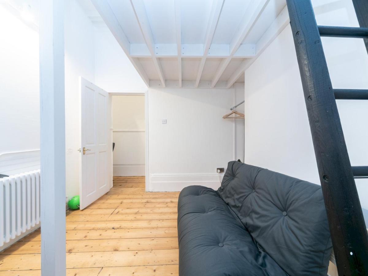 Pass The Keys Rustic And Quirky Flat In Charming Charlton Village Londres Exterior foto