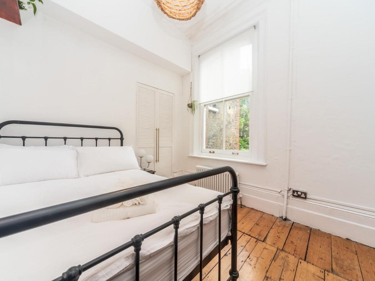 Pass The Keys Rustic And Quirky Flat In Charming Charlton Village Londres Exterior foto